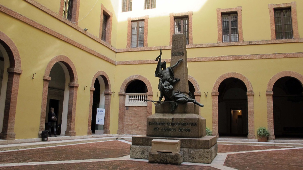 Siena,_palazzo_dell’università,_cortile_01-2 Al via CLER: un contest fotografico per raccontare la vita universitaria