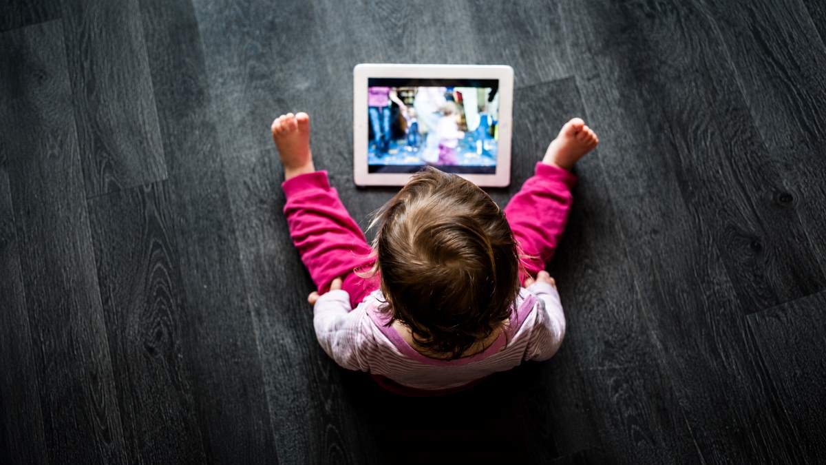 Infanzia: lo schermo calma il pianto ma sottrae esperienza