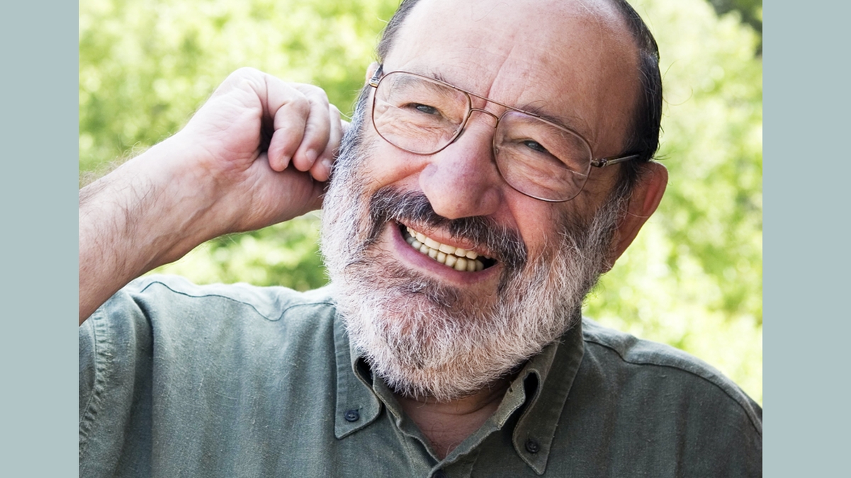 1200 01 eco sfondo grigio L’ “eterno fascismo” evocato da Umberto Eco è mai finito? Cosa dicono Carofiglio e Cotroneo