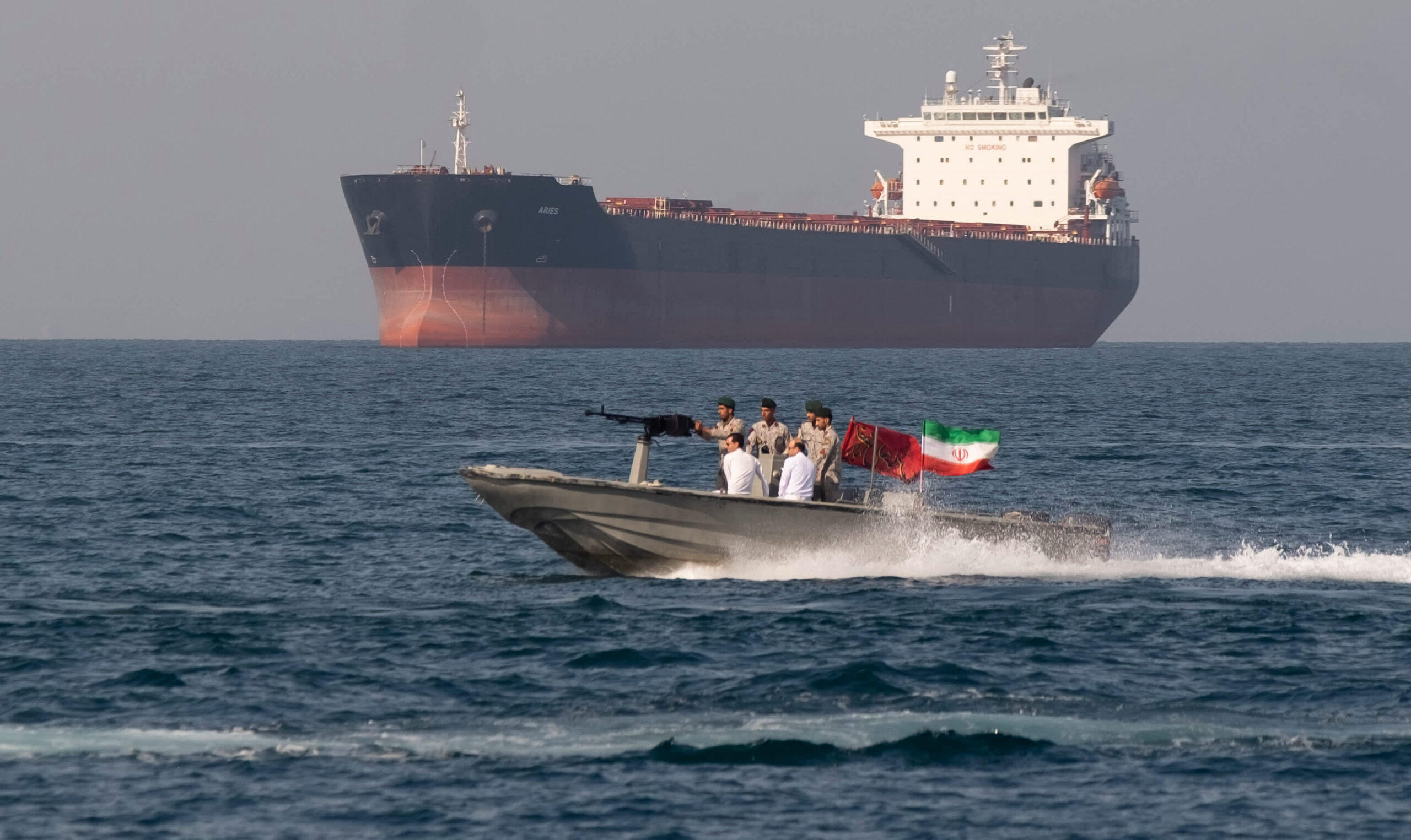 Hormuz, il prezzo del rischio: compensi stellari per attraversare lo Stretto